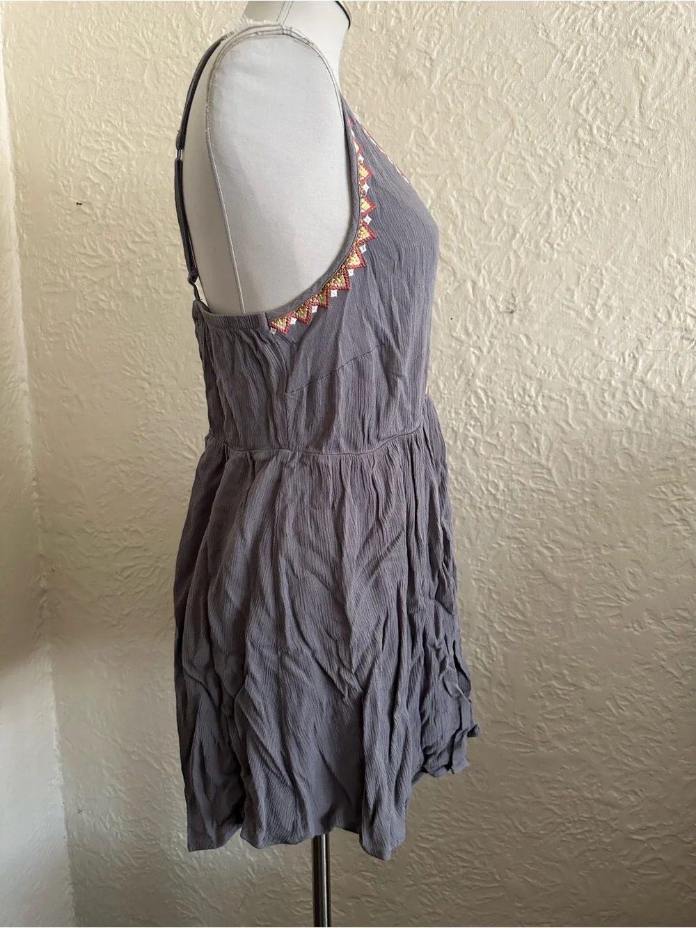 Torrid Light Gray Crinkle Gauze Coral Yellow White Embroidered Tank Top 0X - Picture 6 of 9